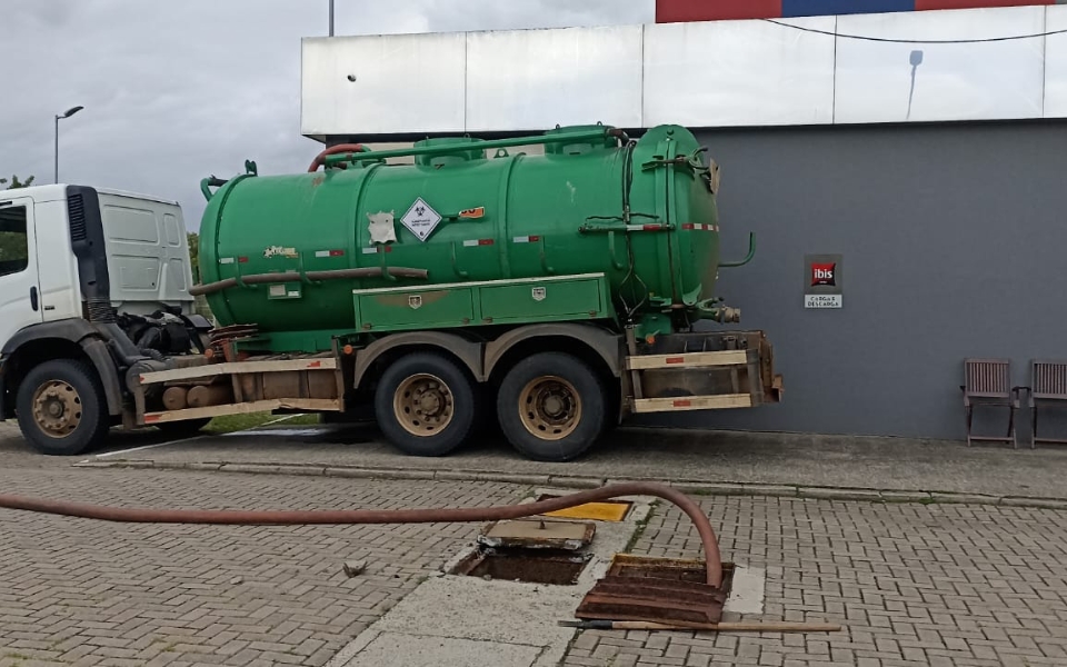 Desentupimento industrial eficiente com tecnologia avançada e equipe qualificada da Advento Desentupidora.