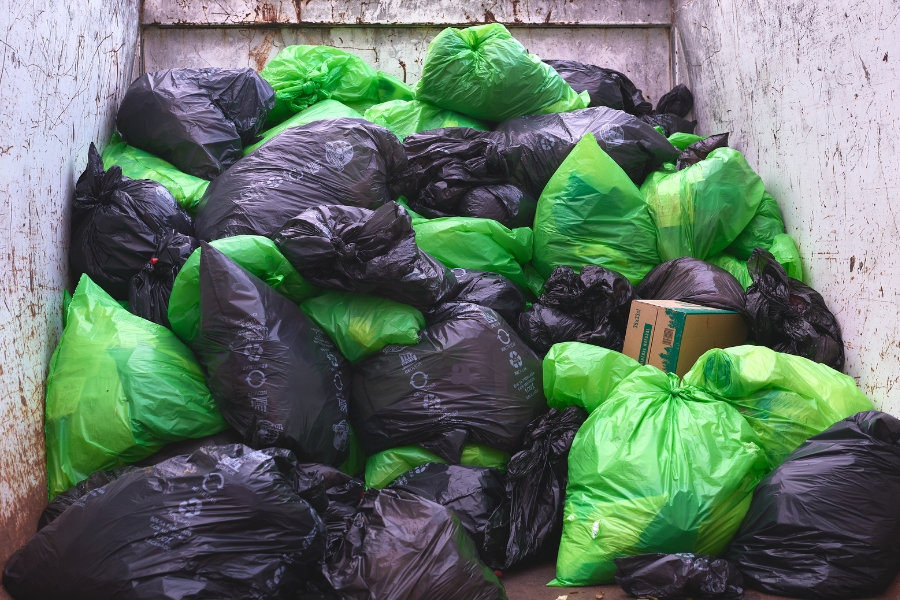 Use saco preto e verde para classificar lixo ecológico. Guia completo para residências, comércios e indústrias. Aprenda a reciclar certo!
